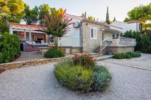 uma casa de tijolos com um pátio em frente em Holiday House de Finis em Sutivan