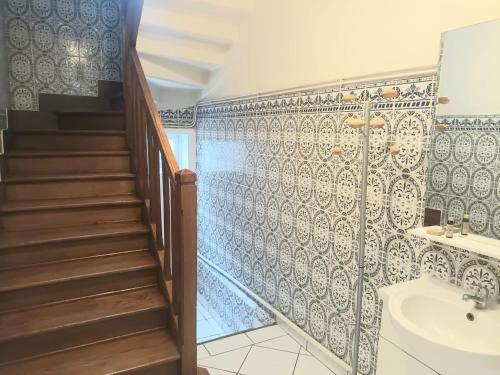 a bathroom with a staircase and a sink at La Vallée, spacieuse maison 6 chambres, Le Havre in Le Havre