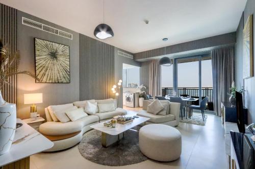 Posezení v ubytování Livbnb Suites - Luxurious 2BR w/ Spectacular Sea View