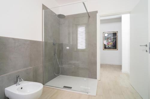 een badkamer met een douche en een wastafel bij Casa Bruna in Aosta