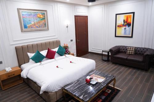 Postel nebo postele na pokoji v ubytování Elegant Executive Suite