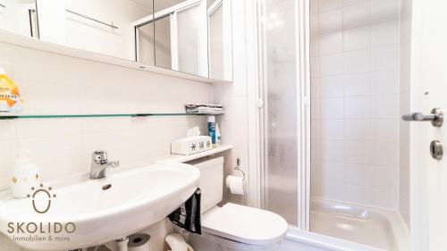 y baño con lavabo, aseo y ducha. en Apartment Riederhof, Riederalp, en Riederalp