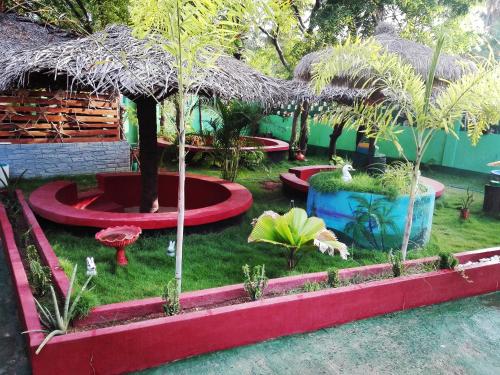 um jardim com um monte de plantas e árvores em Neem Forest Guest House & Yoga Meditation Centre em Batticaloa