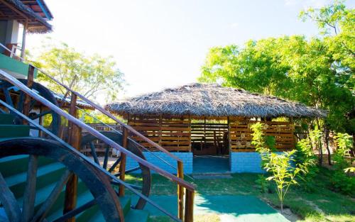 drewniany domek ze słomianym dachem w obiekcie Neem Forest Guest House & Yoga Meditation Centre w mieście Batticaloa