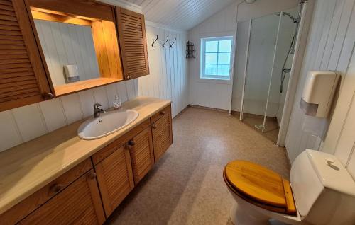 La salle de bains est pourvue d'un lavabo et de toilettes. dans l'établissement Øen Turistsenter Apartments, à Geilo