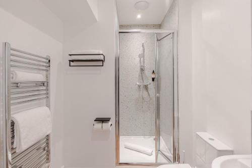 Kamar mandi di Redland Place - Your Apartment
