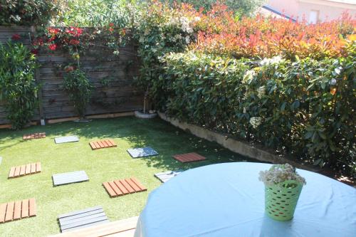 une table avec une plante en pot installée au-dessus d'une terrasse dans l'établissement Graziosa villetta in residence con piscina a 100 m dalla spiaggia, à Cervione