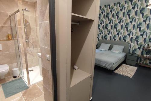 a small bedroom with a bed and a shower at Studio au cœur des Chartrons in Bordeaux