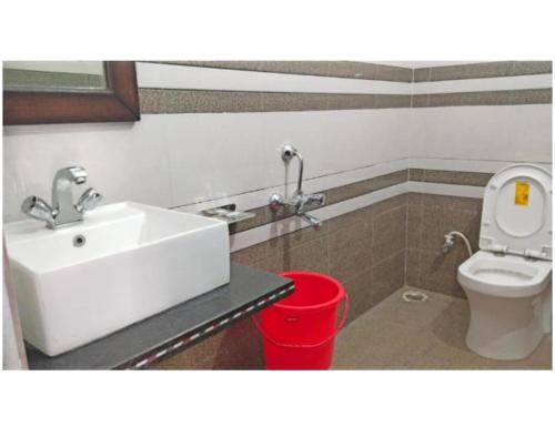 a bathroom with a sink and a toilet at Hotel Chaar Vedas, Uttarkashi in Uttarkāshi