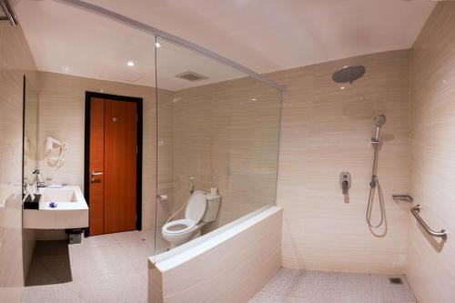 Bilik mandi di Aston Jayapura Hotel and Convention Center