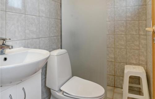 bagno con servizi igienici bianchi e lavandino di 3 Bedroom Nice Home In Bog By a Bogø By