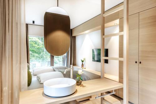 een badkamer met een wastafel en een spiegel bij Hotel BERGEBLICK in Bad Tölz