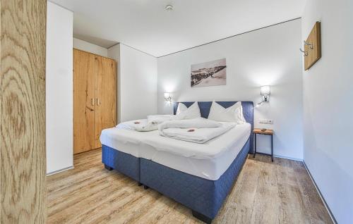 ein Schlafzimmer mit einem blauen und weißen Bett in einem Zimmer in der Unterkunft Lovely Home In St,johann With Kitchen in St. Johann im Pongau