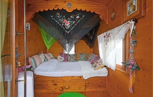 Una cama pequeña en una habitación en una cabaña en Beautiful stacaravan In Raphle-les-arles With Kitchen en Raphèle