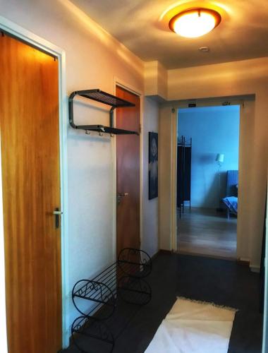Zimmer mit 2 Stühlen und Flur mit Tür in der Unterkunft Fagersta Apatrtment in Fagersta