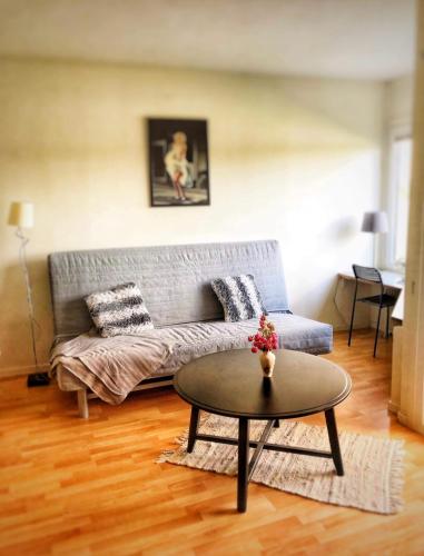 ein Wohnzimmer mit einem Sofa und einem Tisch in der Unterkunft Fagersta Apatrtment in Fagersta