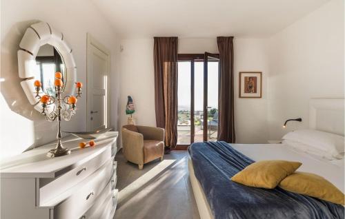 ein Schlafzimmer mit einem Bett und eine Kommode mit einem Spiegel in der Unterkunft Stunning Home In Ragusa With Swimming Pool in Ragusa