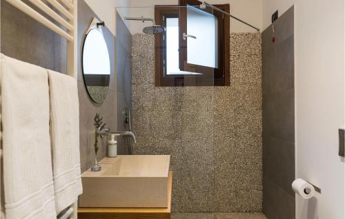 ein Bad mit einem Waschbecken und einem Spiegel in der Unterkunft Stunning Home In Ragusa With Swimming Pool in Ragusa
