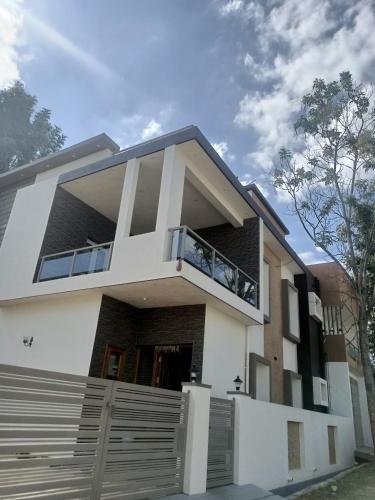 Το κτήριο όπου στεγάζεται  το δωμάτιο σε οικογενειακή κατοικία