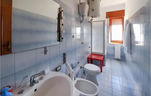 uma casa de banho com um lavatório e um WC em Lovely Apartment In Rotondella With Kitchen em Rotondella