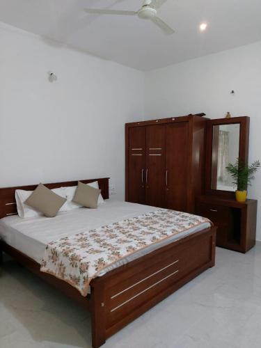 Ένα ή περισσότερα κρεβάτια σε δωμάτιο στο Alankruta Homestay