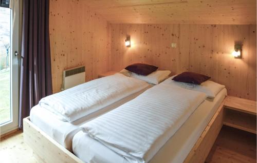 MurauにあるStunning Home In Murau With 4 Bedrooms And Saunaのベッド2台 木製の壁の部屋