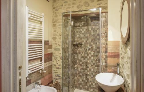 ein Bad mit einem Waschbecken und einer Glasdusche in der Unterkunft 2 Bedroom Nice Apartment In Castel Ritaldi in Castel Ritaldi