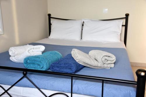 ein Bett mit Handtüchern darüber in der Unterkunft Andros Country Residence in Makrotándalon