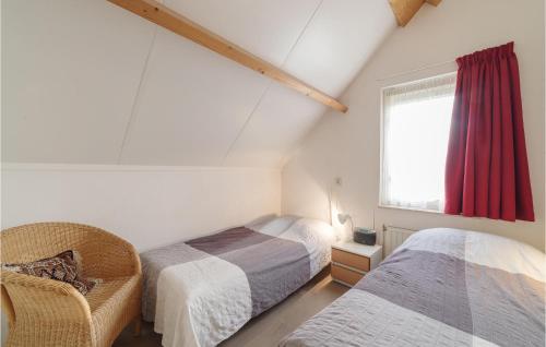 Postel nebo postele na pokoji v ubytování 4 Bedroom Beautiful Home In Wemeldinge