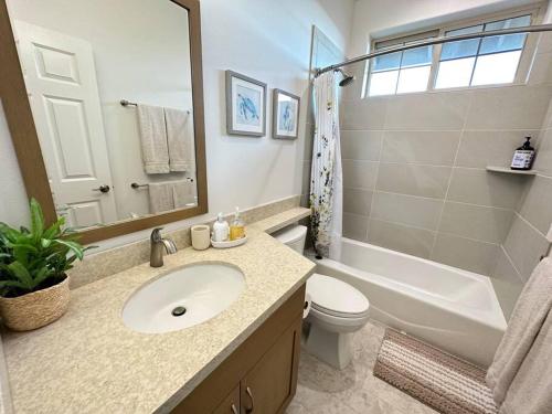 y baño con lavabo, aseo y bañera. en New 4 Bedroom Home with Ocean and Gorgeous Mountain Views in the gated community of Mauna Olu, en Waianae