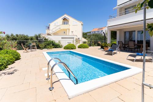 Sunnyhill apartments with private and shared pool