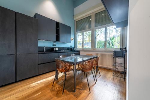 een keuken met een tafel en stoelen in een kamer bij Loft Porta Maggiore in Rome