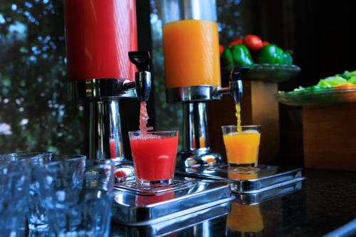 two drinks are being poured into glasses on a bar at Hudson Resorts in Sriperumbudur