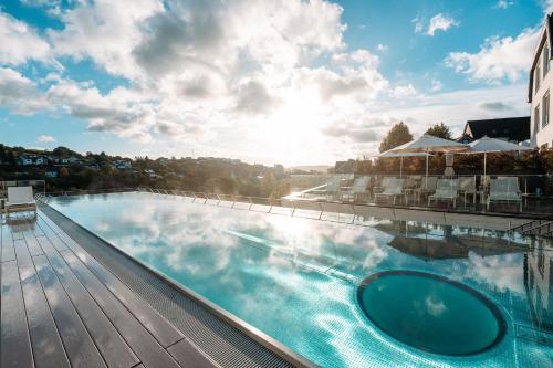 ein großer Pool auf einem Gebäude in der Unterkunft DIEDRICH Wellnesshotel & SPA - Adults only in Hallenberg