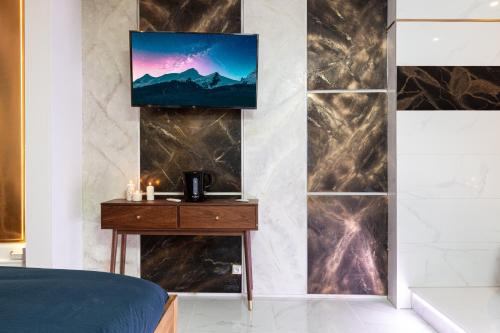 - une chambre avec une table et une télévision murale dans l'établissement ART & SPA Luxury bedroom at the heart historical center, à Mulhouse