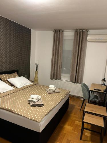 sypialnia z łóżkiem z dwoma ręcznikami w obiekcie Apartment Lenbonne w Zagrzebiu