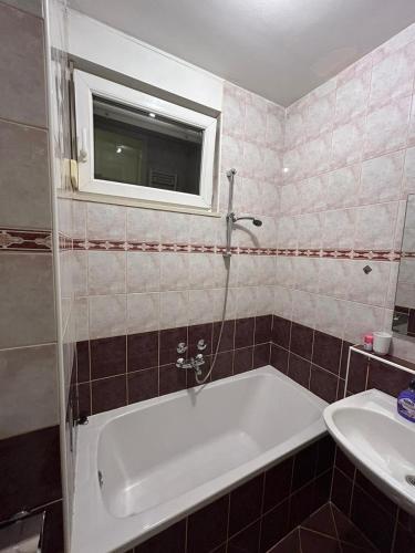 W łazience znajduje się wanna i umywalka. w obiekcie Apartment Lenbonne w Zagrzebiu