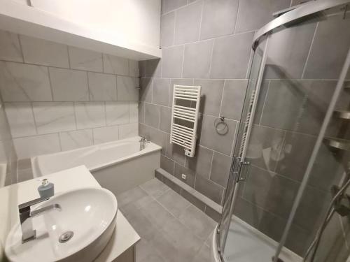 une salle de bain avec lavabo et douche dans l'établissement Modern Family House near Astérix Airport Chantilly, à Orry-la-Ville
