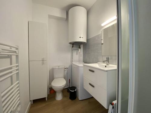 een witte badkamer met een toilet en een wastafel bij Appartement à 200m de la mer à TREGASTEL PLAGES - Réf 744 in Trégastel