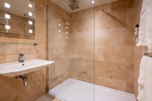 a bathroom with a sink and a shower at The Northey Arms in Box