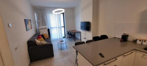 Μια τηλεόραση ή/και κέντρο ψυχαγωγίας στο JTower Royal Suites - Alefimmoed