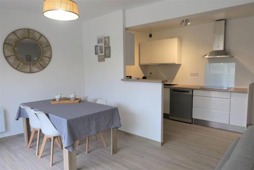 Photo de la galerie de l'établissement Maison avec WIFI, terrasse VUE MER à 650m de la plage à TREBEURDEN REF-681, à Trébeurden