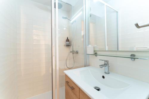 Ein Badezimmer in der Unterkunft Vue Bassin - Accès plage