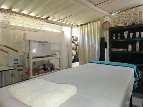 sypialnia z białym łóżkiem w pokoju w obiekcie Victoria Falls Backpackers Lodge- Camp Sites w mieście Victoria Falls
