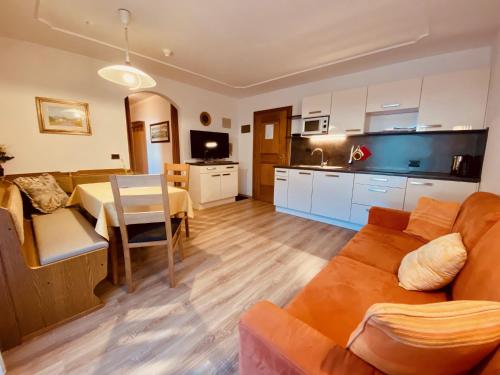a living room with a couch and a table at Apartments Residence Montana in Rasun di Sopra