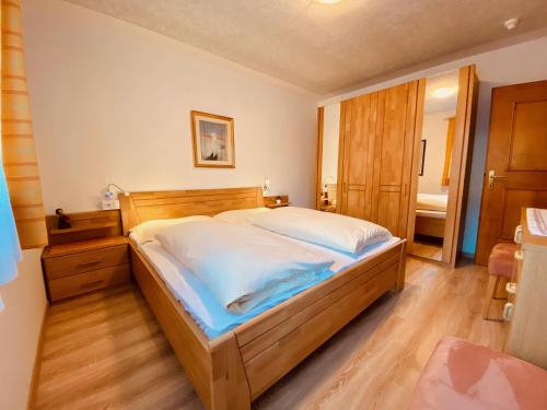 a bedroom with a large bed in a room at Apartments Residence Montana in Rasun di Sopra