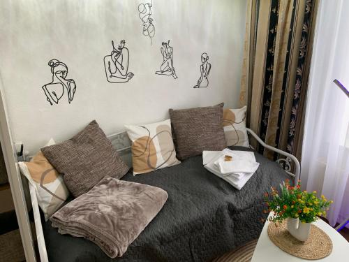 a bedroom with a bed with drawings on the wall at Best-Preis FEWO Rathausblick 2 - Zentrale Lage in Wittenberge - 2 Personen - Einzelzimmer - Vollausstattung - WLAN / Prime & Self-Check-In in Wittenberge