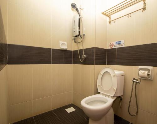 y baño con aseo y ducha. en Sun Inns Hotel Bestari Jaya, en Batang Berjuntai