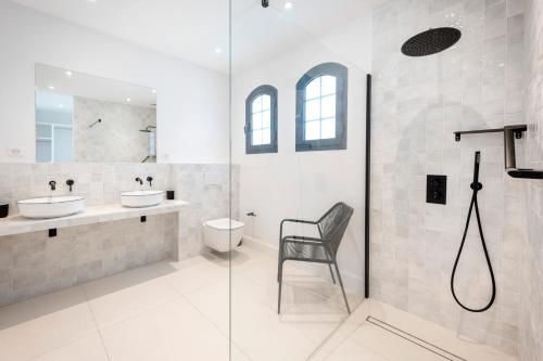 une salle de bain avec deux lavabos et une douche en verre dans l'établissement Somptueuse Villa sous les pins, à Lège-Cap-Ferret