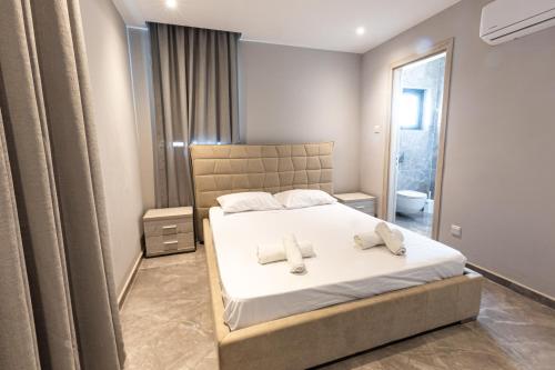 Un dormitorio con una cama con dos toallas encima. en Luxury Panorama Villa Protaras, en Protaras